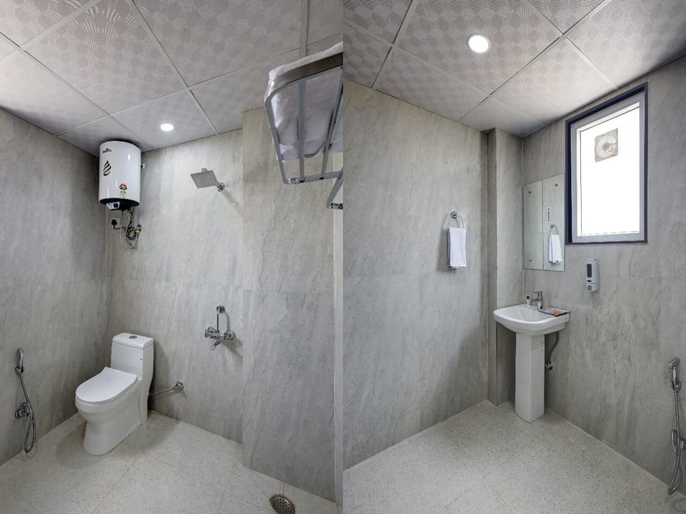 Deluxe Room | Bathroom | Slippers