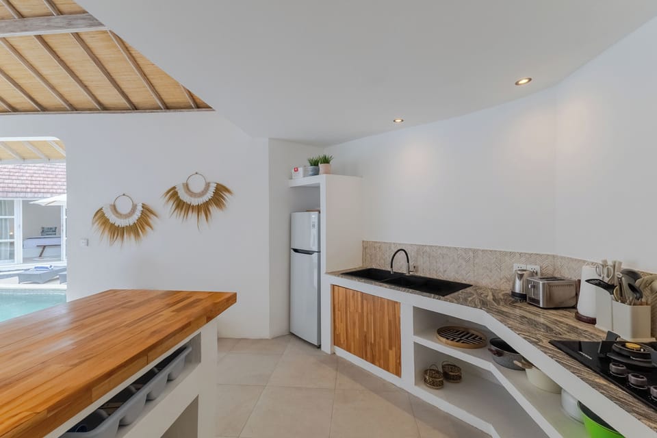 Family Villa, Garden View | Private kitchen | Fridge, microwave, stovetop, electric kettle