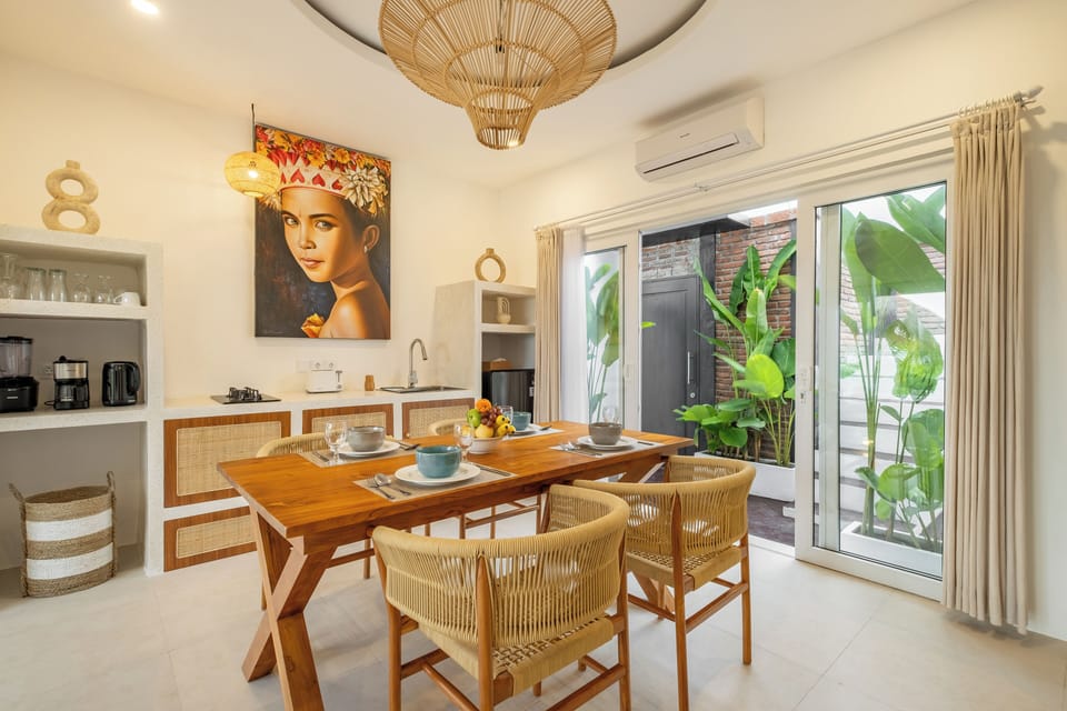 Fully equipped kitchen with dining table for four – Villa Merlin