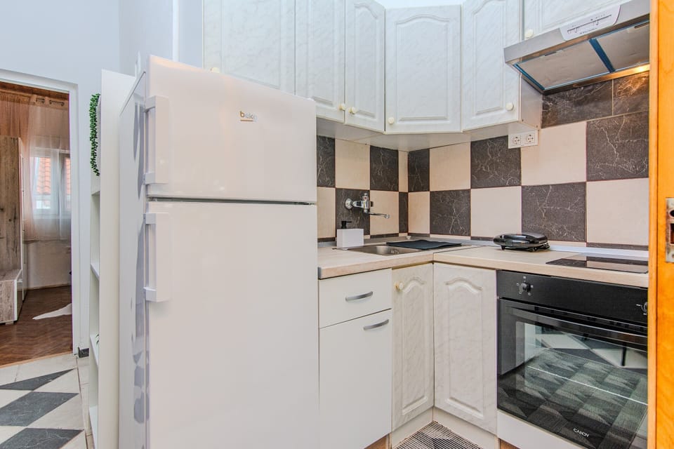 Standard Apartment, Balcony, Garden View | Private kitchen | Full-size fridge, microwave, oven, stovetop