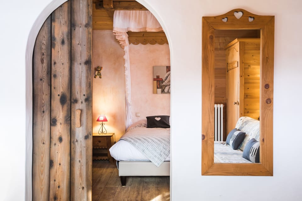 Deluxe Suite | Bathroom | Free toiletries, hair dryer, towels, shampoo