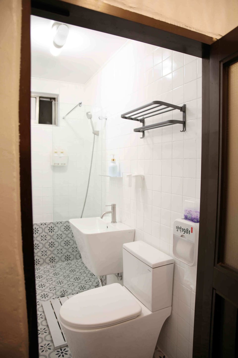 Deluxe Double Room | Bathroom | Free toiletries, slippers, towels, soap