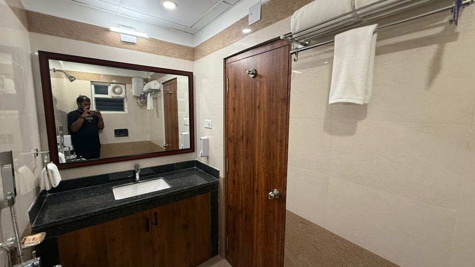 Premium Room | Bathroom | Shower, rainfall showerhead, free toiletries, bathrobes