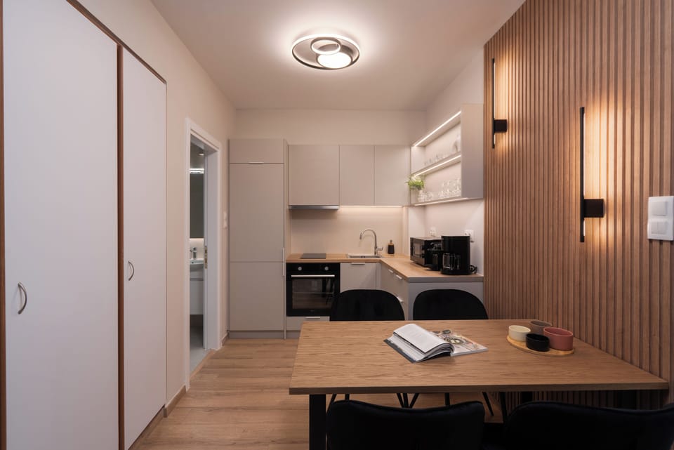 Design Apartment, City View | In-room dining