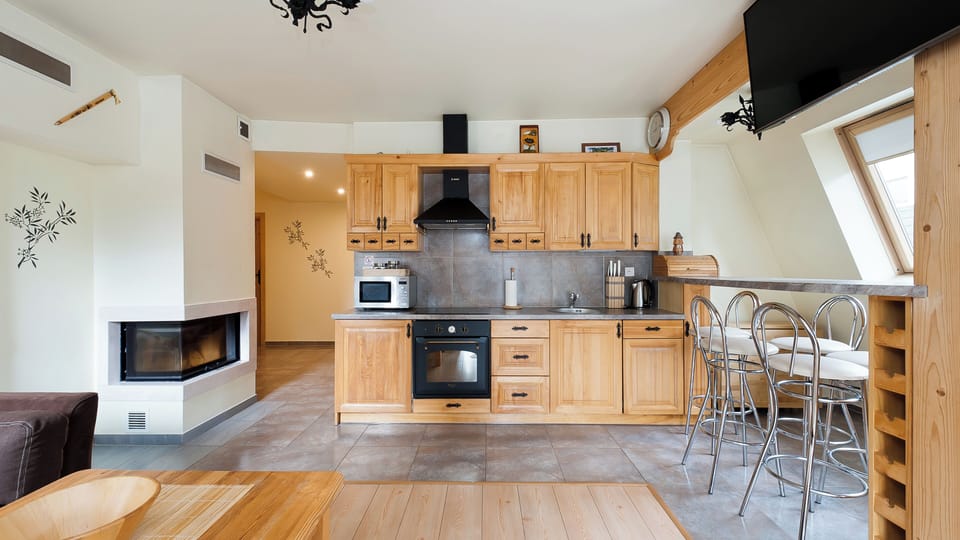 Apartment (A 6) | Private kitchen | Fridge, stovetop, electric kettle, cookware/dishes/utensils