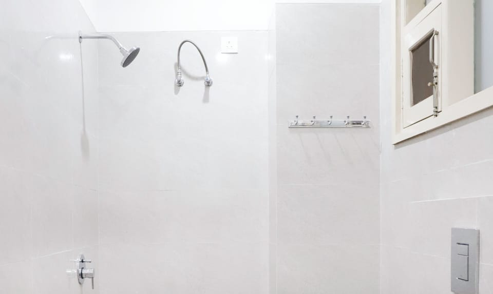 Superior Double Room | Bathroom | Shower, towels, soap, shampoo