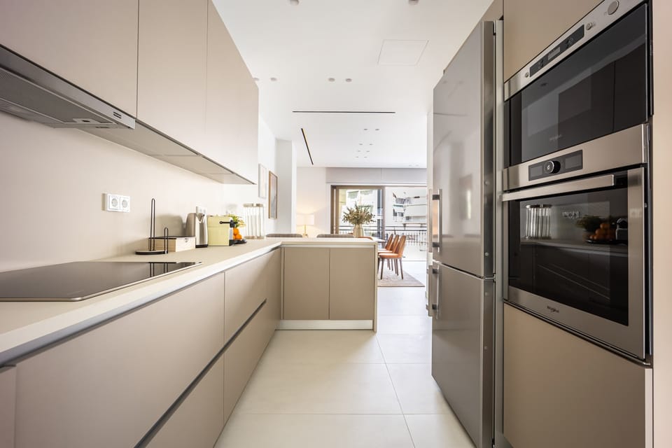 Full kitchen felt brand new, ideal for preparing meals before exploring nearby restaurants and vibrant markets.

