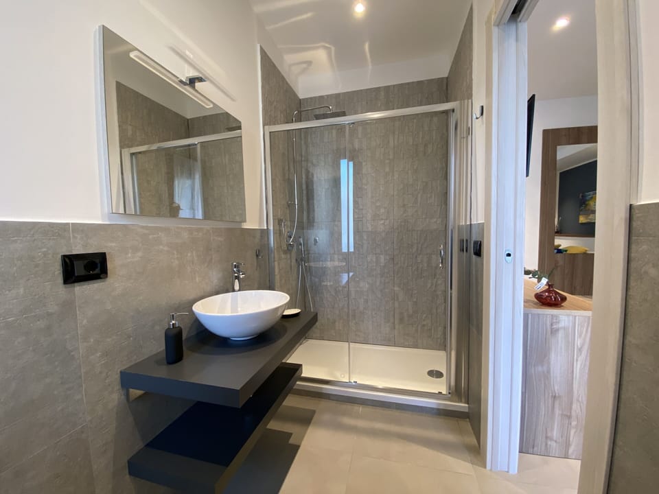 Superior Double Room, Ensuite (Camera Blue) | Bathroom | Free toiletries, hair dryer, towels, soap