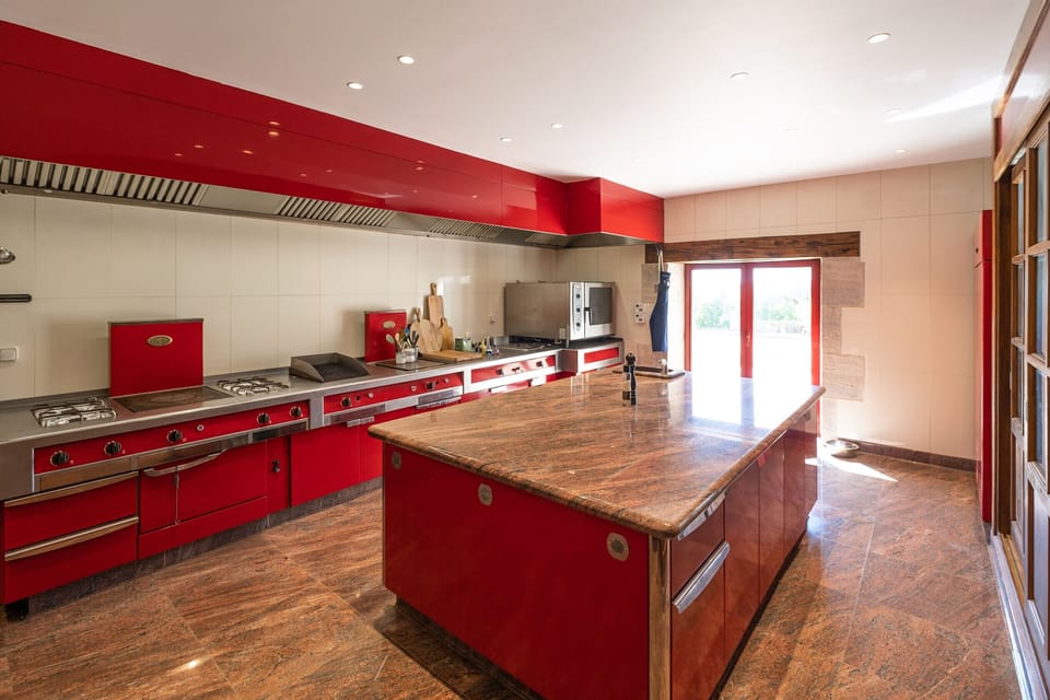 Professional kitchen - Large professional refrigerator - Professional electric oven - Piano 5 burner gas - Dishwasher - NESPRESSO capsule coffee maker and filter coffee machine/ Kettle - Toaster Bread - Dishes, utensils and condiments (salt, pepper, oil...)
