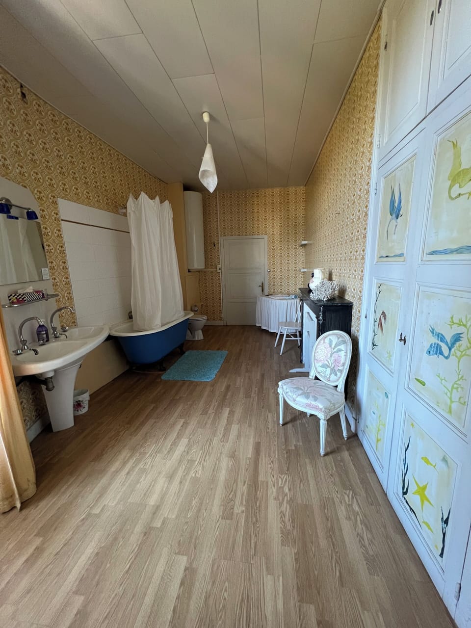 Deluxe Quadruple Room, Garden View (Bleu) | Bathroom | Slippers