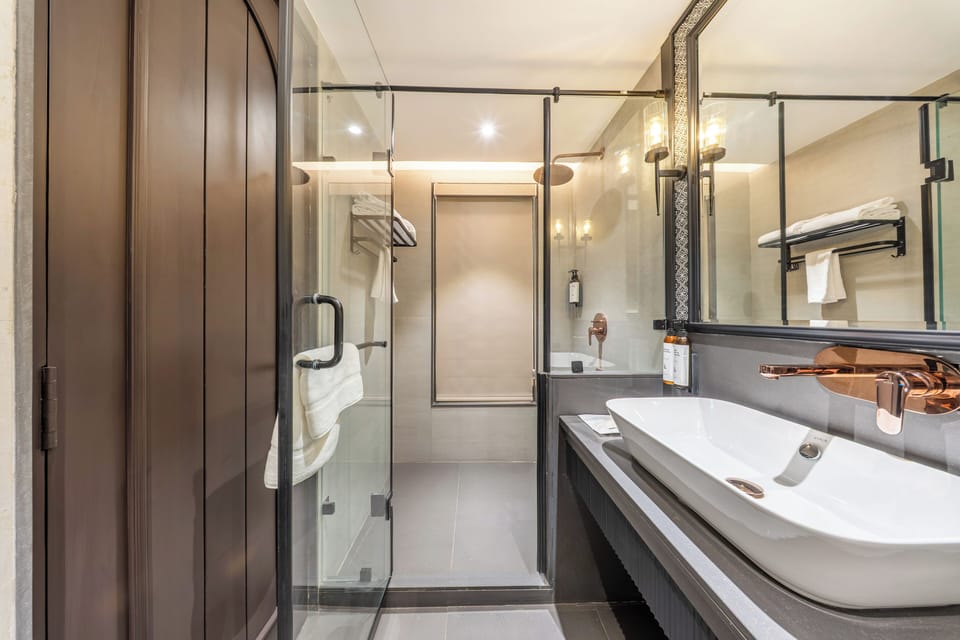 Standard Room with In-Room Safe | Bathroom | Towels, soap, shampoo, toilet paper