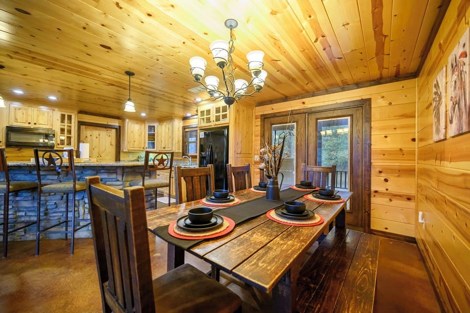 🍽️ Gather around for slow mornings and cozy dinners