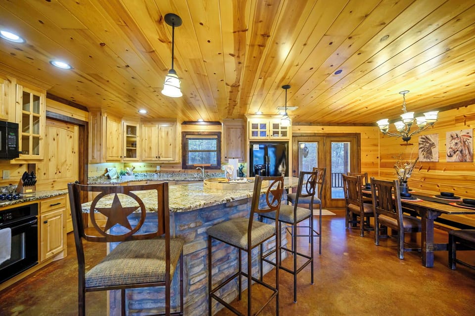 Kitchen + Breakfast Bar: 🍳 Fully stocked and ready for family feasts