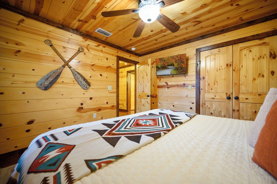 🌲 Rustic accents + soft textures = pure comfort
