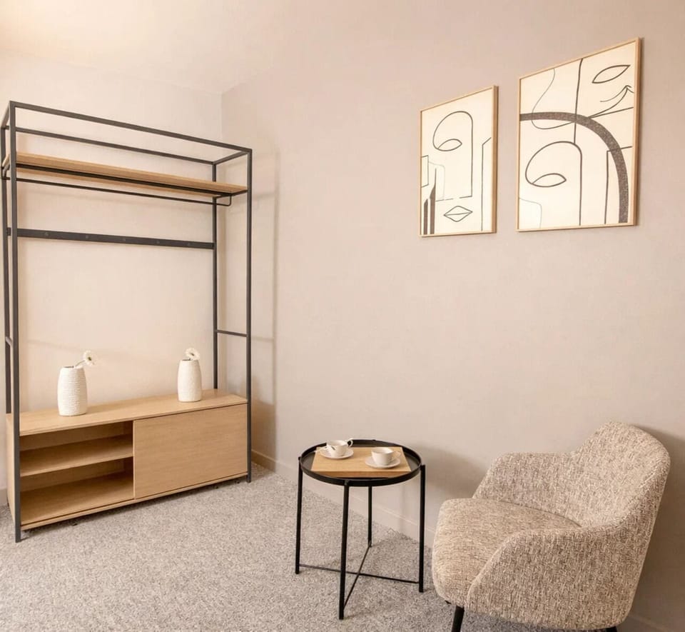 Laptop workspace, travel crib, free WiFi, bed sheets