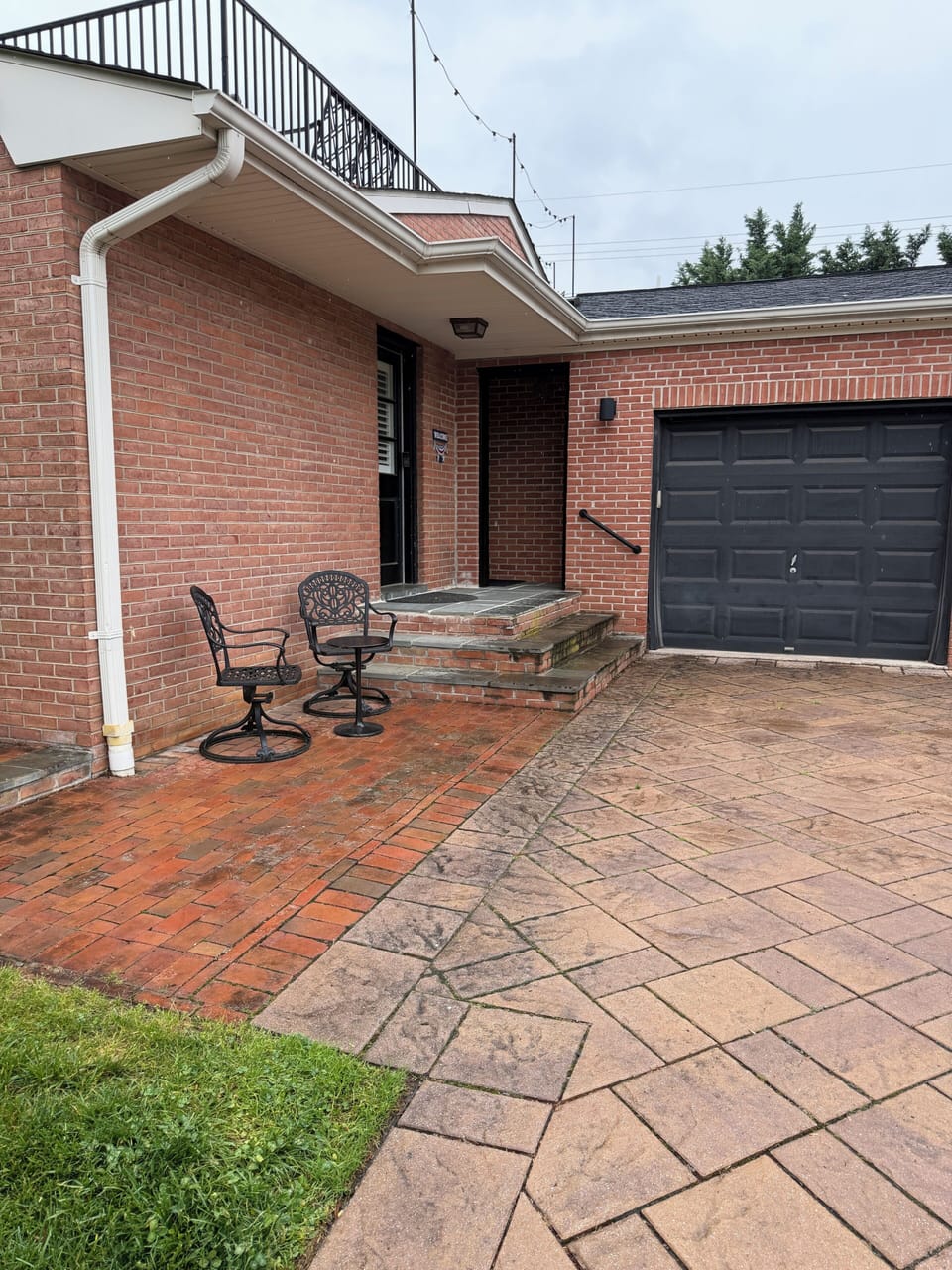 Entry alcove and outdoor seating