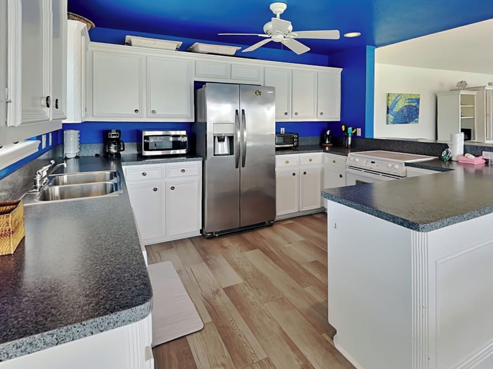 Full Size Kitchen with Breakfast Bar