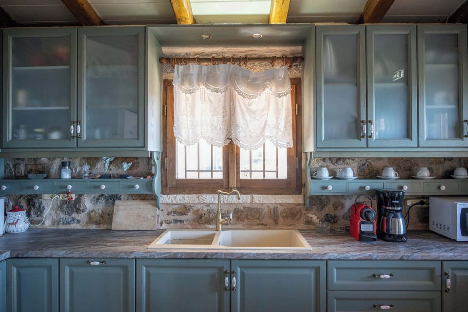 Charming vintage-style kitchen fully equipped for your stay, with handpicked details and a view bathed in natural light