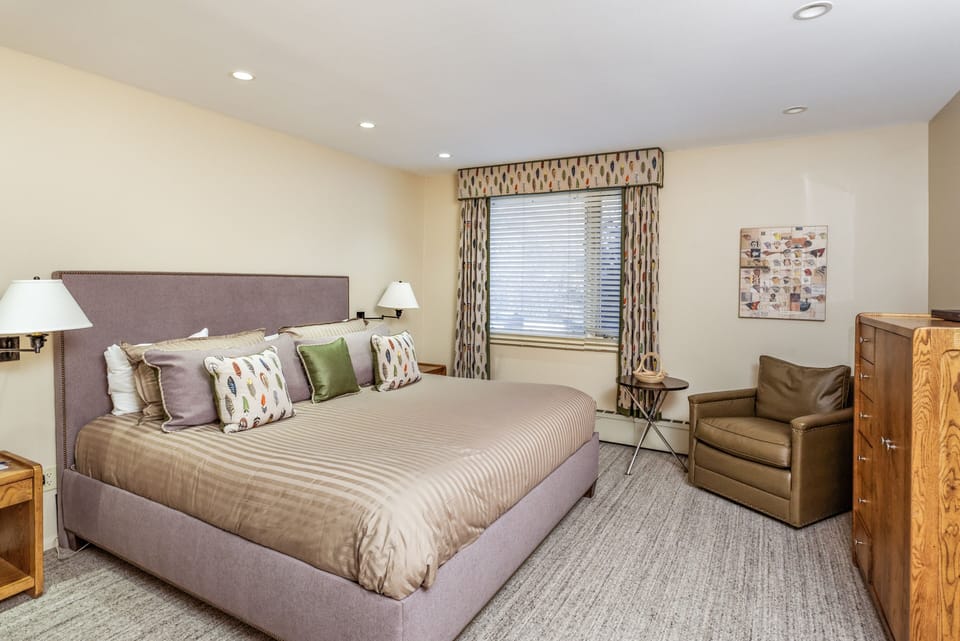 Condo, 4 Bedrooms | 4 bedrooms, iron/ironing board, free WiFi
