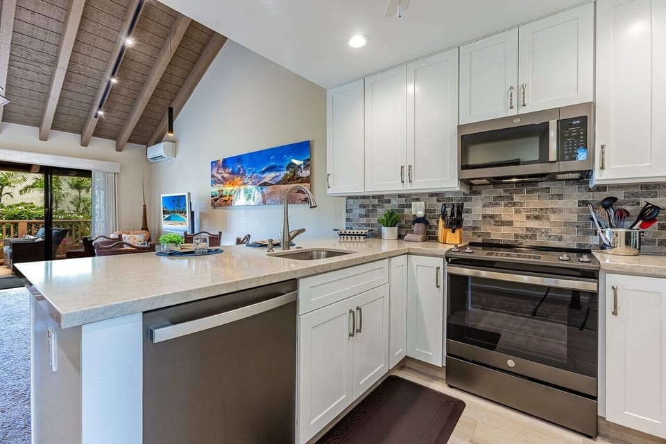 Condo, 2 Bedrooms | Private kitchen | Fridge, oven, coffee/tea maker, toaster