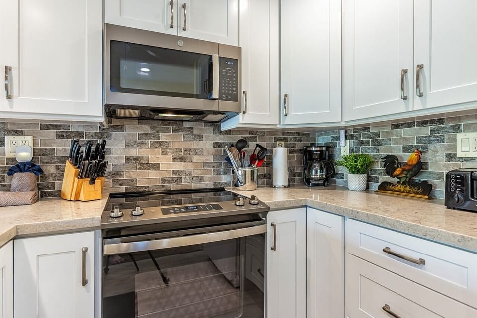 Condo, 2 Bedrooms | Private kitchen | Fridge, oven, coffee/tea maker, toaster