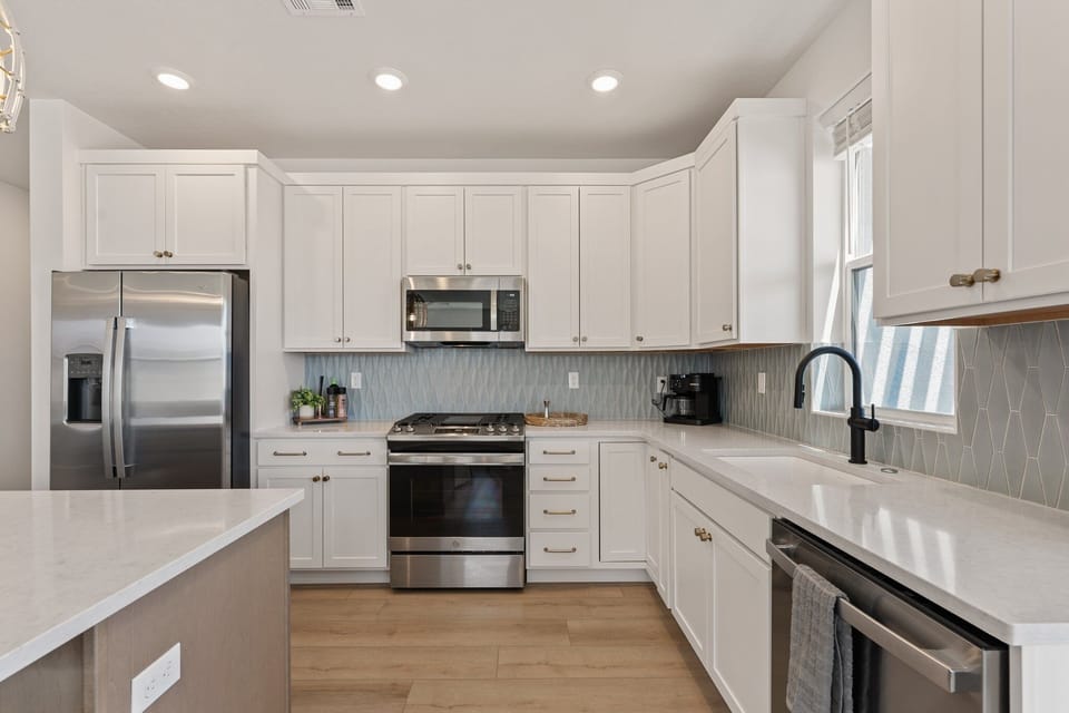 Condo, 3 Bedrooms | Private kitchen | Fridge, oven, coffee/tea maker, toaster