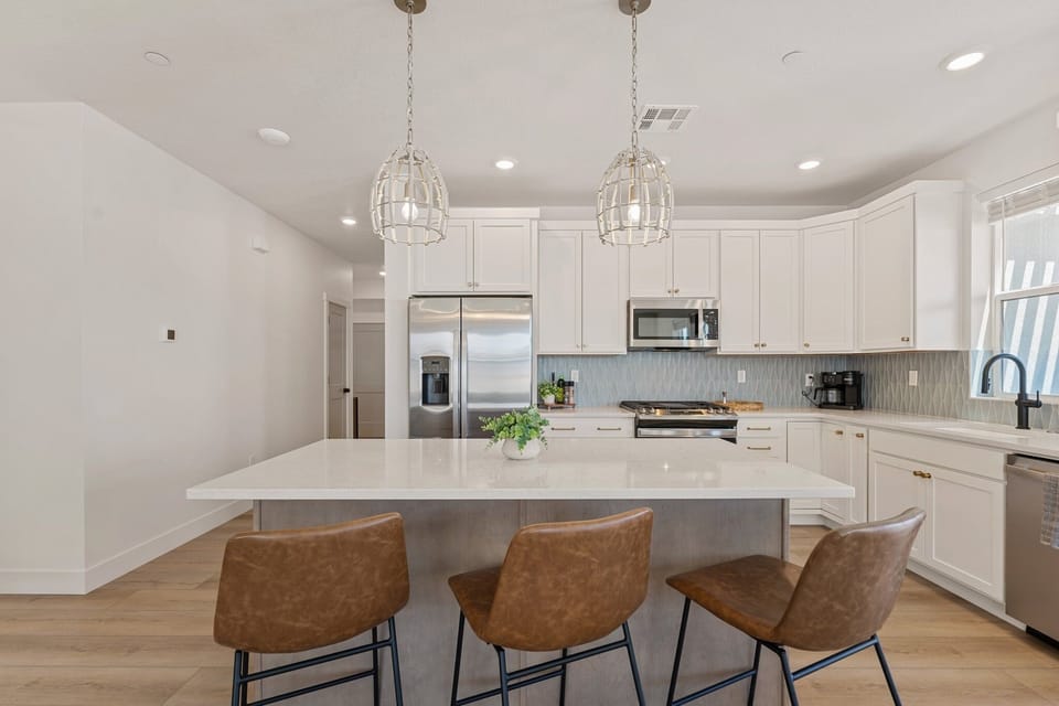 Condo, 3 Bedrooms | Private kitchen | Fridge, oven, coffee/tea maker, toaster