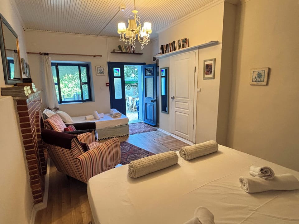 Deluxe Triple Room | Iron/ironing board (on request), WiFi (free), bed sheets