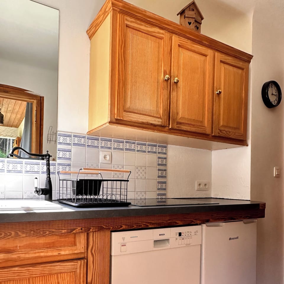 Chalet, 3 Bedrooms | Private kitchen | Coffee/tea maker