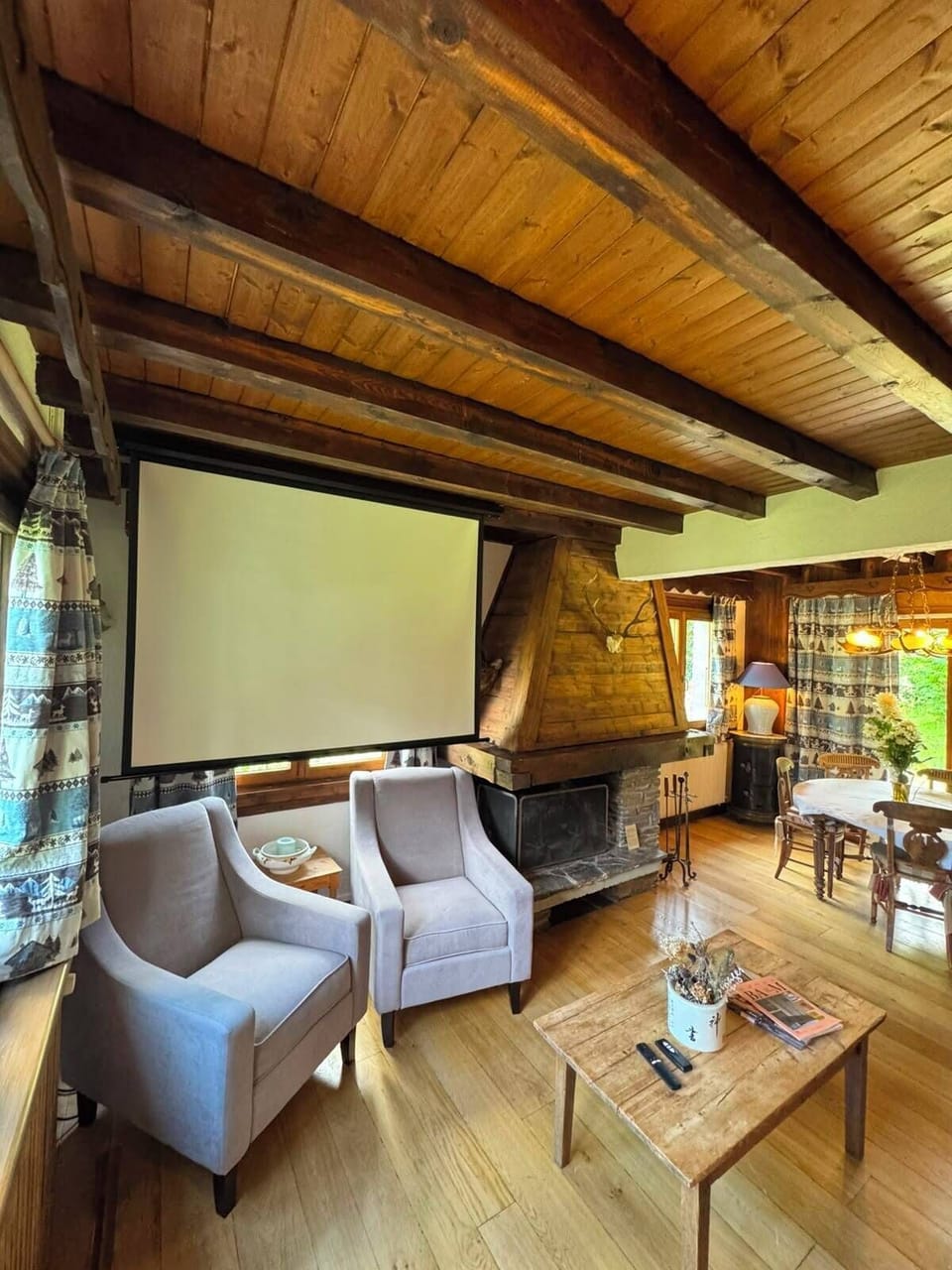 Chalet, 3 Bedrooms | Living area | TV, books