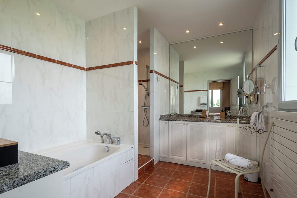 Suite with View | Bathroom | Free toiletries, hair dryer, towels