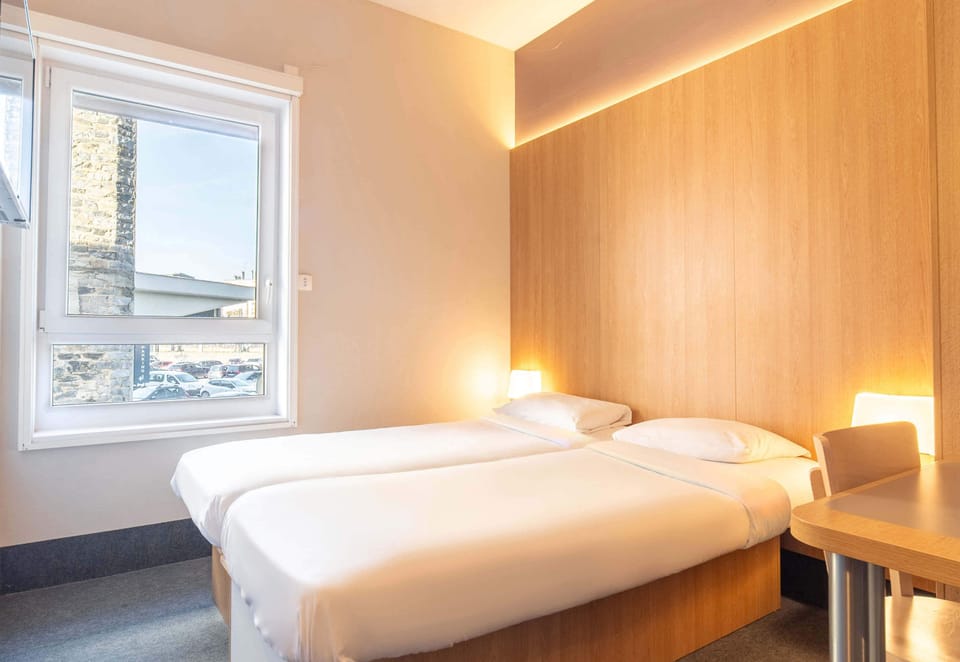 Twin Room, Non Smoking | Premium bedding, individually decorated, individually furnished, desk