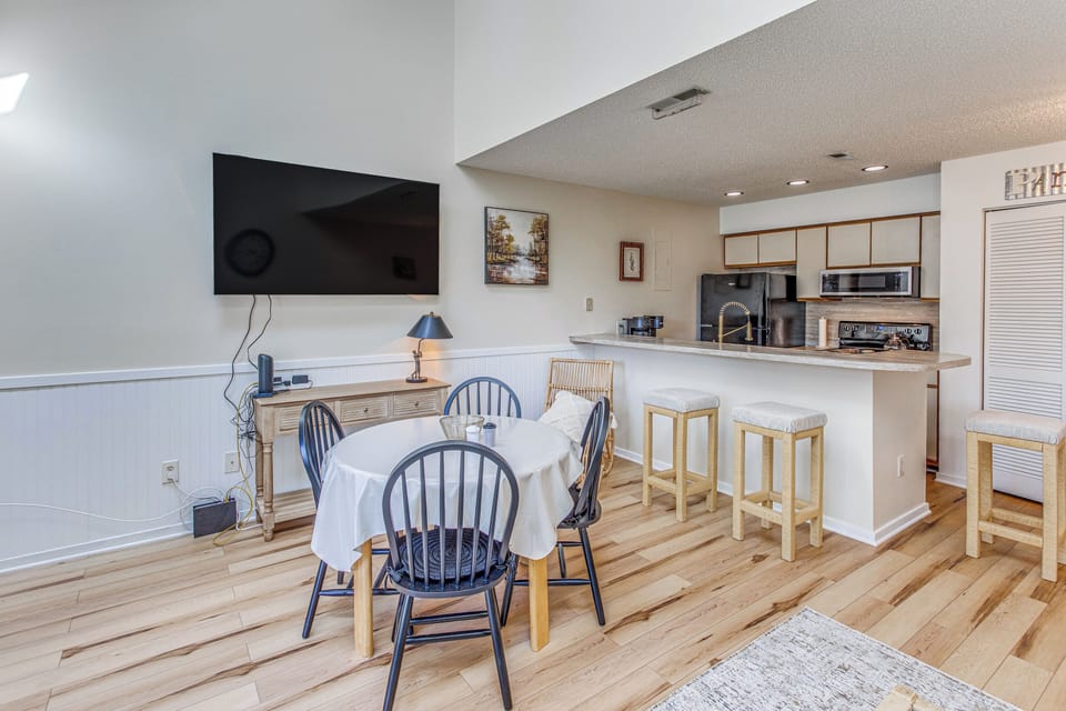Living Room | 1st Floor | Queen Sleeper Sofa | Smart TV | Free WiFi
