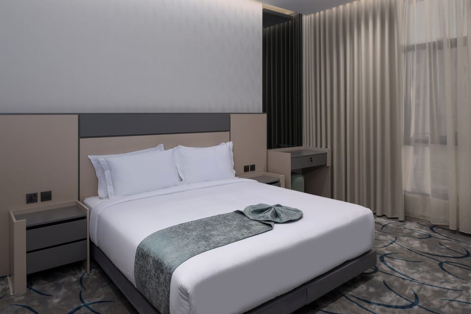 Luxury Apartment | Minibar, iron/ironing board, WiFi (free), bed sheets