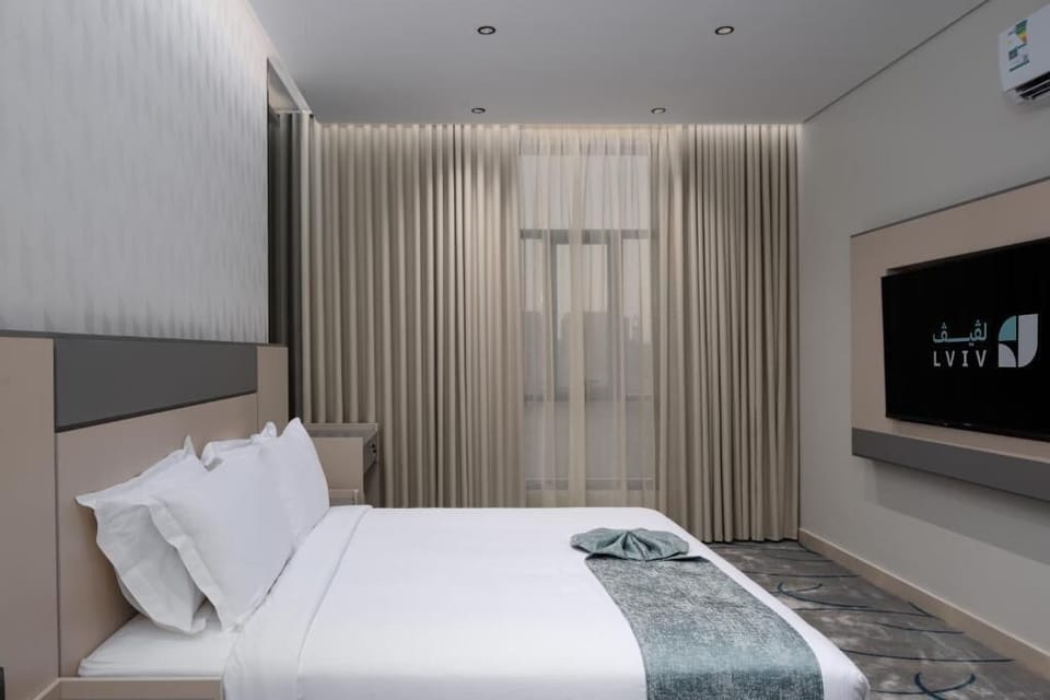Luxury Apartment | Minibar, iron/ironing board, WiFi (free), bed sheets