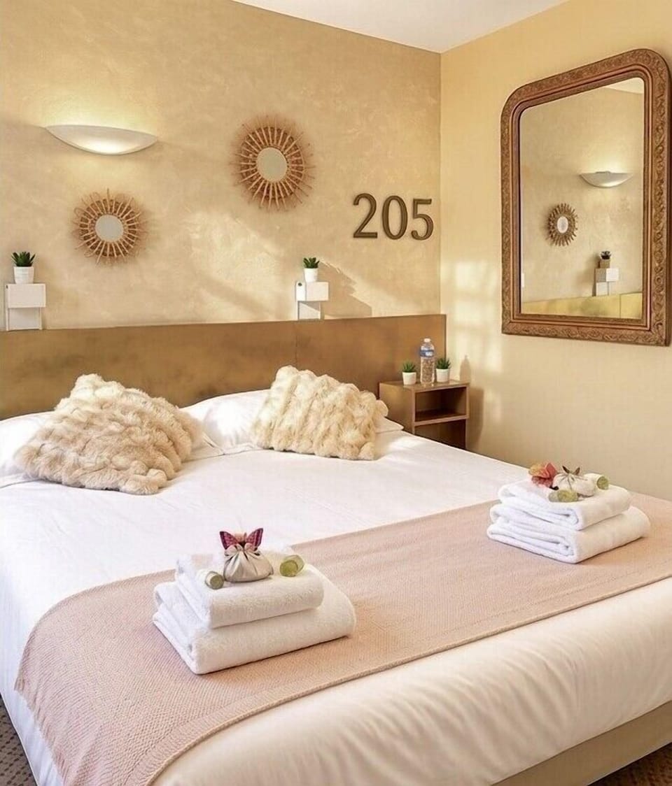 Double Room, Queen Bed | Desk, laptop workspace, free WiFi, bed sheets