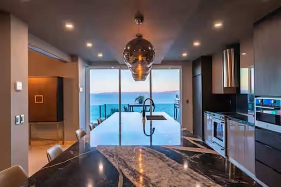 Deluxe Apartment, Beach View | Private kitchen