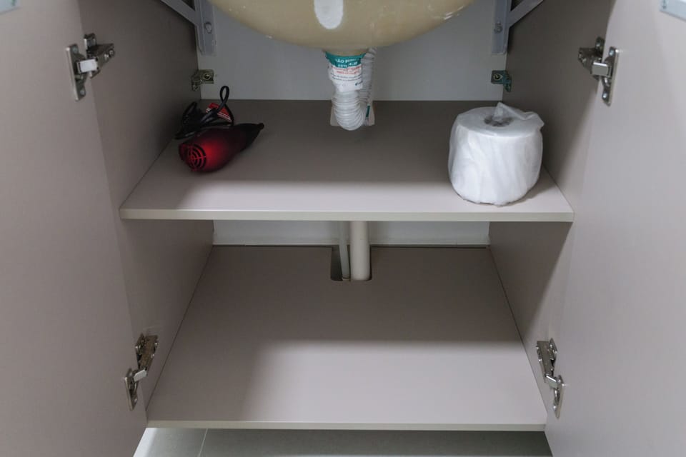 Studio | Bathroom | Shower, bidet, towels, soap