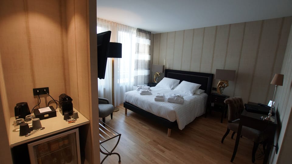 Superior Double Room | Minibar, in-room safe, laptop workspace, blackout drapes