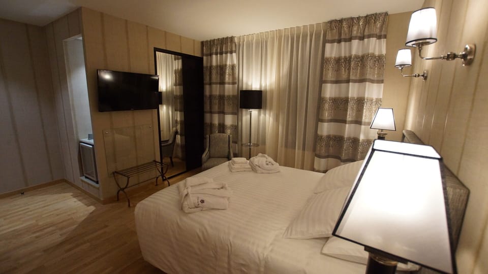 Superior Double Room | Minibar, in-room safe, laptop workspace, blackout drapes