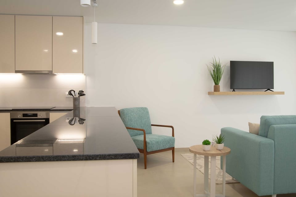Welcome to Nina da Nazaré! T2 apartment in the historic center, 2 min from the beach and 3-4 min from the Municipal Market. Comfort, location, and convenience!