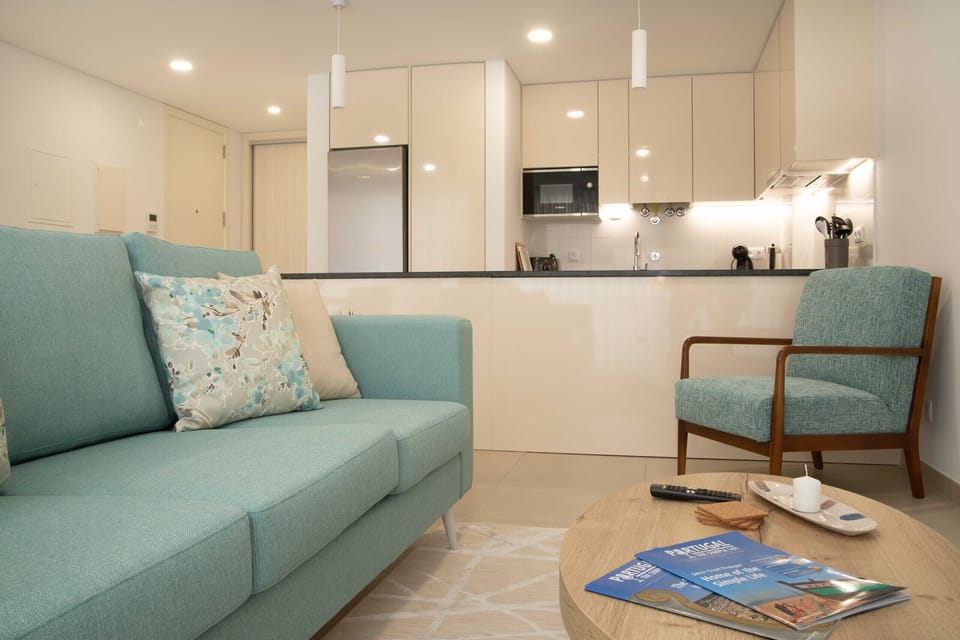 Welcome to Nina da Nazaré! T2 apartment in the historic center, 2 min from the beach and 3-4 min from the Municipal Market. Comfort, location, and convenience!