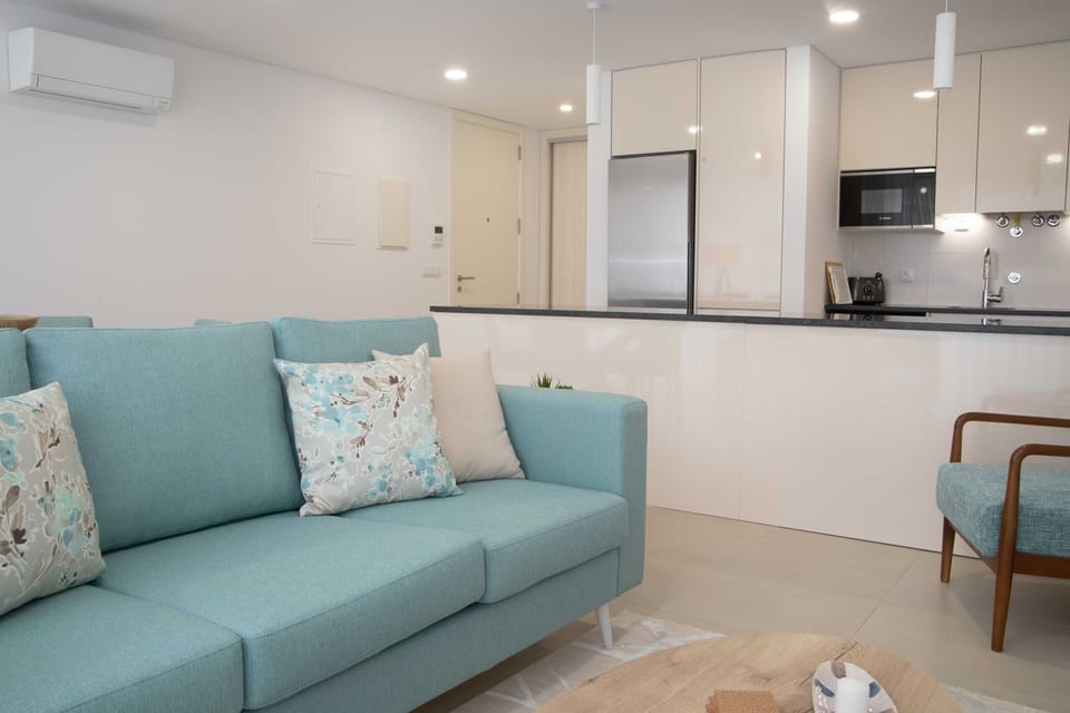 Welcome to Nina da Nazaré! T2 apartment in the historic center, 2 min from the beach and 3-4 min from the Municipal Market. Comfort, location, and convenience!