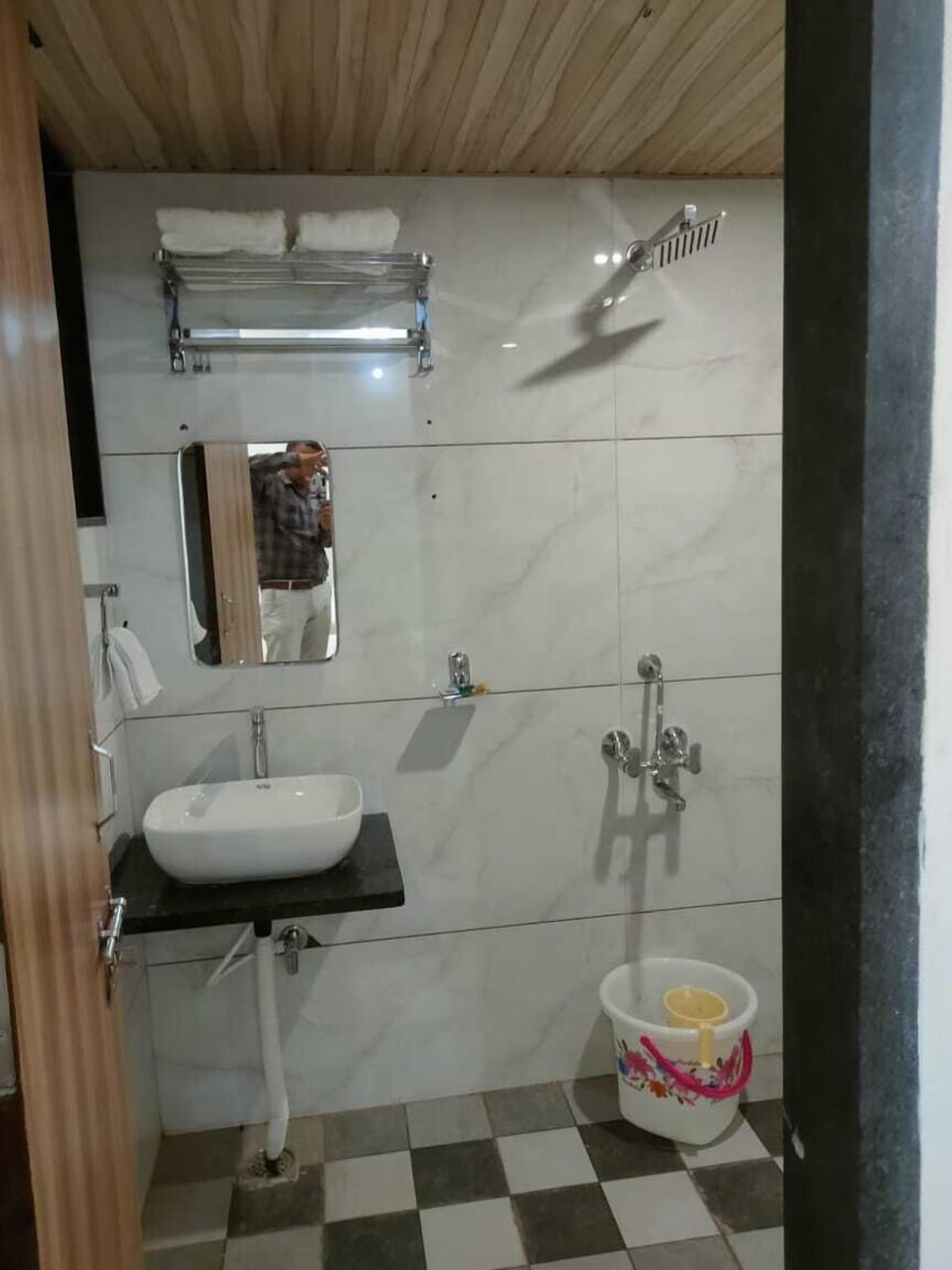 Shower, slippers, bidet, towels