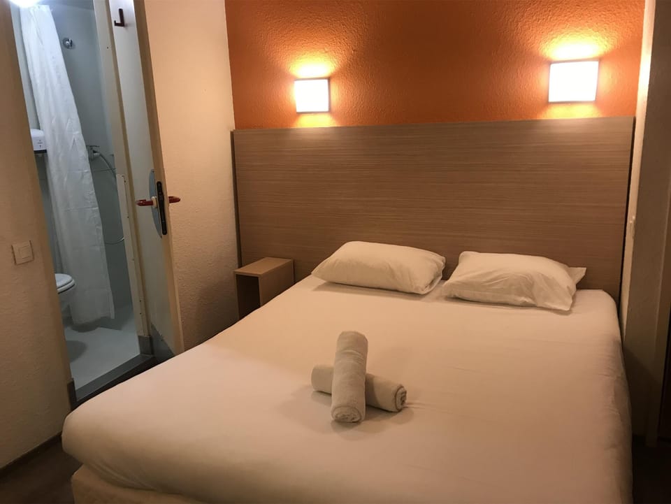 Standard Room, 1 Double Bed | Desk, laptop workspace, soundproofing, free WiFi