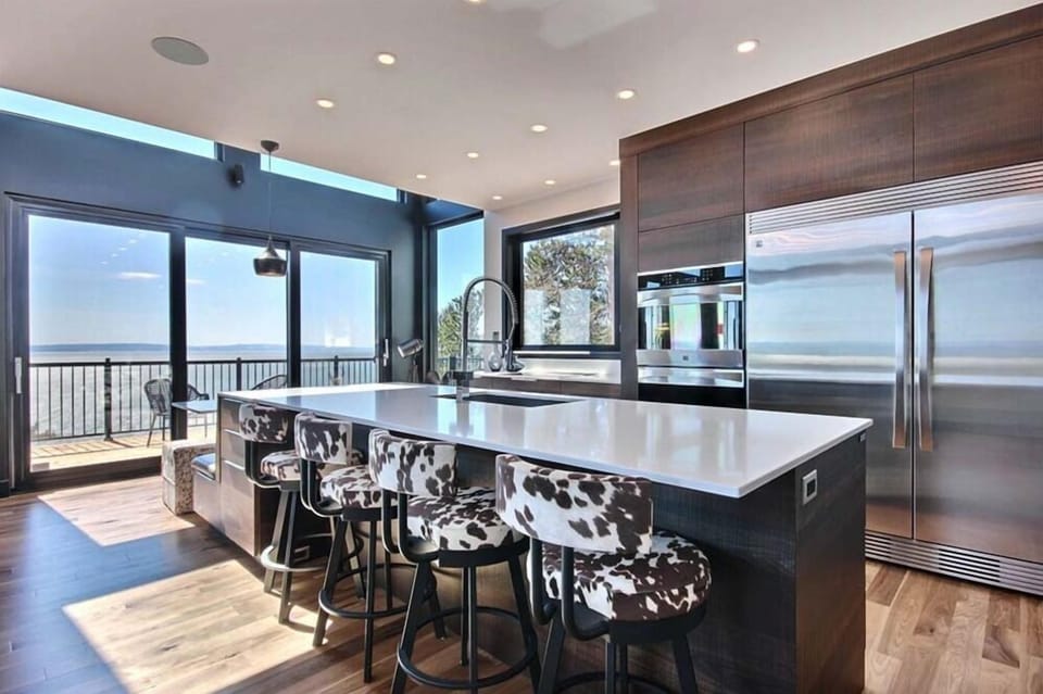 Islands and kitchen 