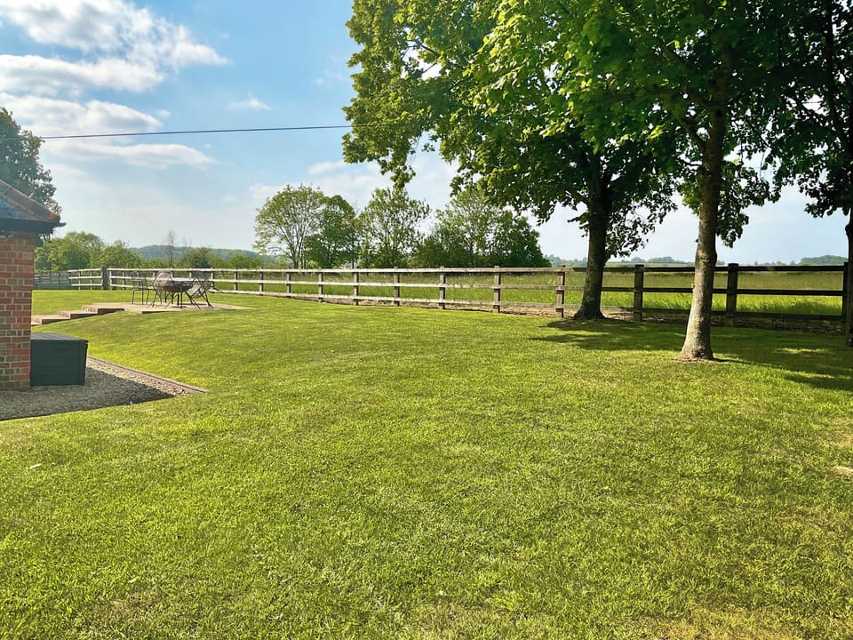 Outdoor | Rowdecroft Farm Cottage, Rowde