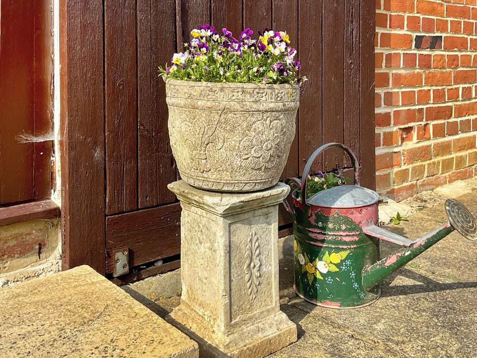 Outdoor | Rowdecroft Farm Cottage, Rowde