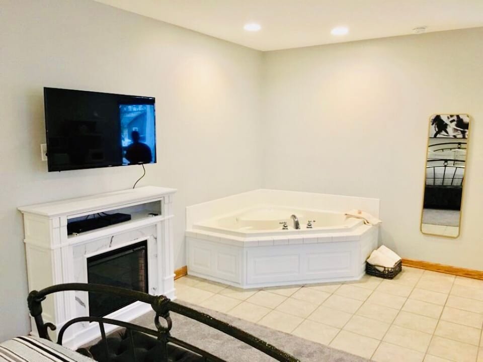 Jacuzzi/fireplace