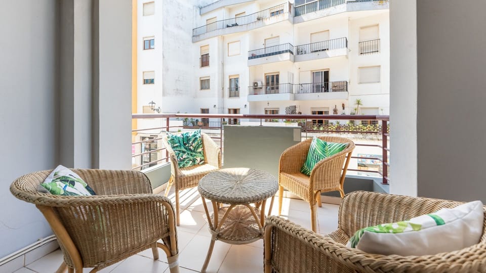 Morning coffee or evening wine? Take in the fresh air on your private balcony, furnished for total relaxation in the heart of Lagos.
#PrivateBalcony #OutdoorVibes #LagosAlgarve #PortugalViews #HolidayMode #AirbnbLagos